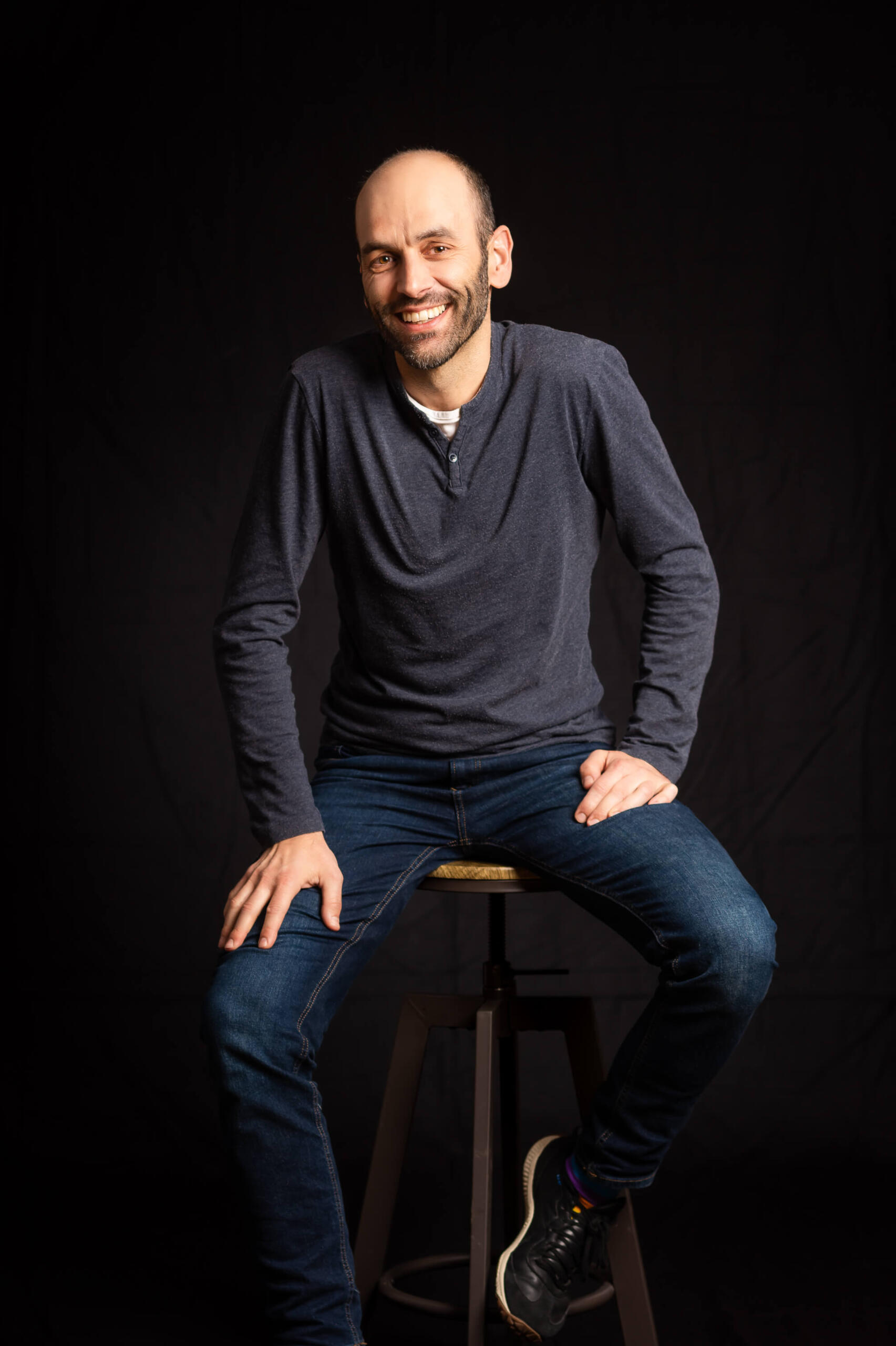 Ivan Marin en silla sonriendo